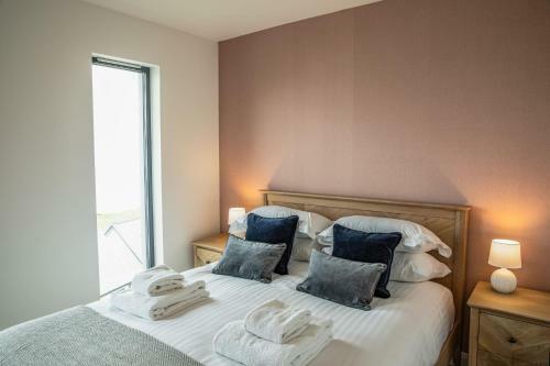 2 Bed Penthouse Apartment - 10 Plas