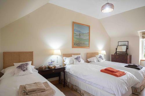 Steading Cottage - 50m From The Beach