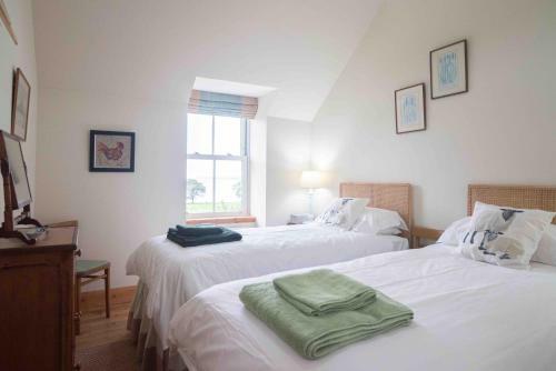 Steading Cottage - 50m From The Beach