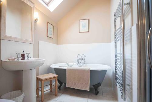 Steading Cottage - 50m From The Beach
