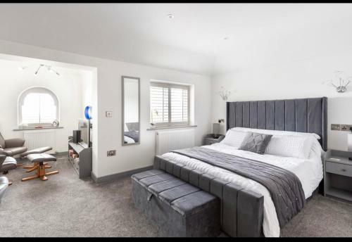 Hostal Moore Castle Holiday Suites