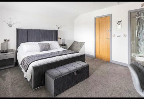 Hostal Moore Castle Holiday Suites