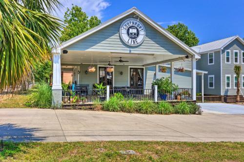 Pet-friendly House, Walk To The Beach And Dtwn!