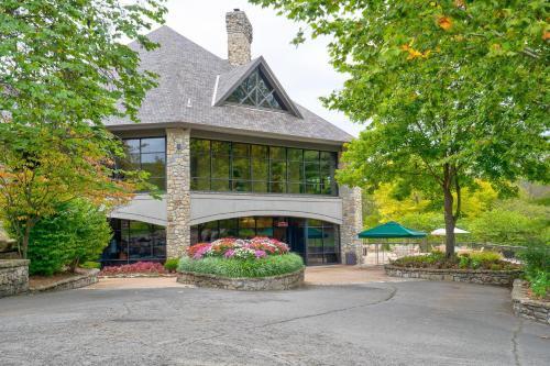 Fox Hollow Family Lodge