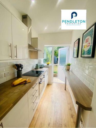Stylish 4 Bed Property In Liverpool