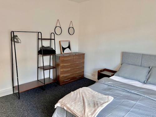 Modern Three-bedroom Home With Free Parking