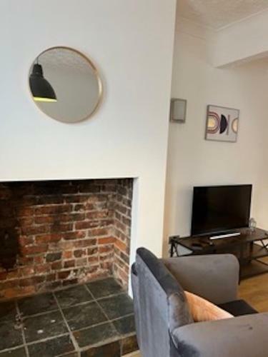 Modern Three-bedroom Home With Free Parking