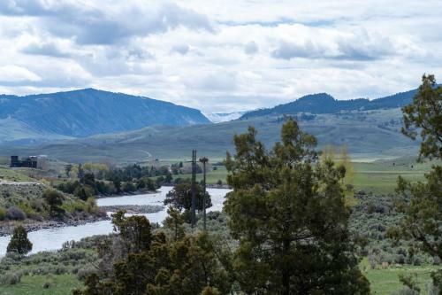 Yellowstone Park Riverfront Chalet