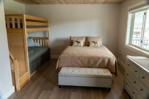 Yellowstone Park Riverfront Chalet