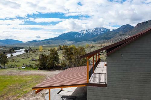Yellowstone Park Riverfront Chalet