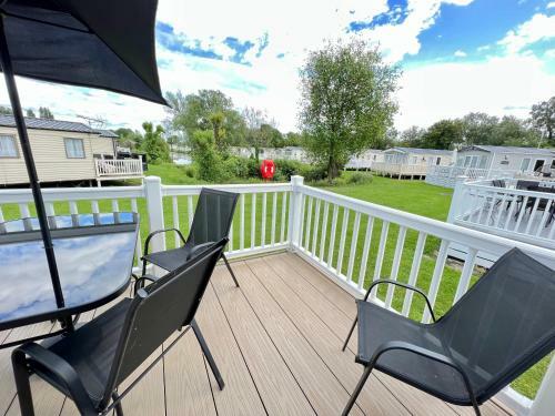 Lake Escape, Dog Friendly Lakeside Property