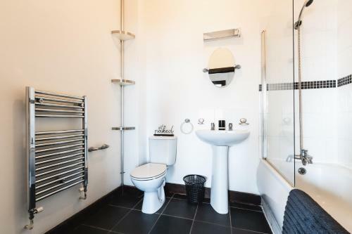 Beautiful 2 Bedroom Apartment With Parking