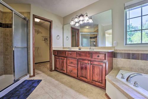 Spacious Omaha Home With Expansive Yard And Patio