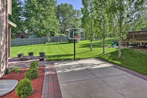 Spacious Omaha Home With Expansive Yard And Patio
