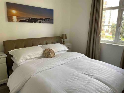 Bright And Spacious 2-bed Apartment In Sutton