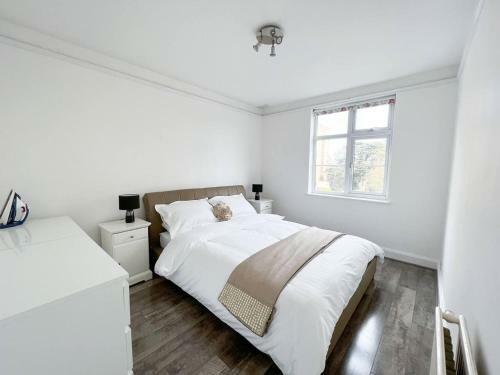 Bright And Spacious 2-bed Apartment In Sutton