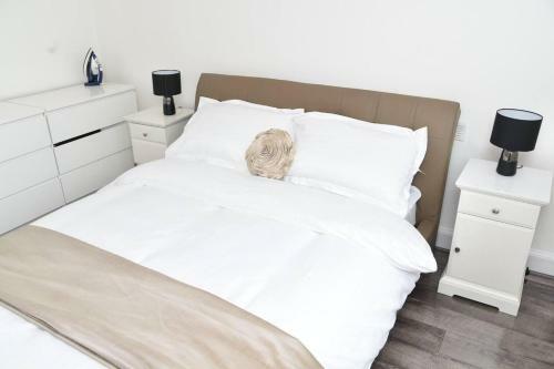Bright And Spacious 2-bed Apartment In Sutton