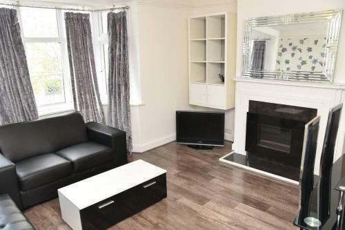 Bright And Spacious 2-bed Apartment In Sutton