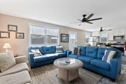 Unit B 2nd Fl 2nd Fl Hideaway 2 Block To Beach Parking