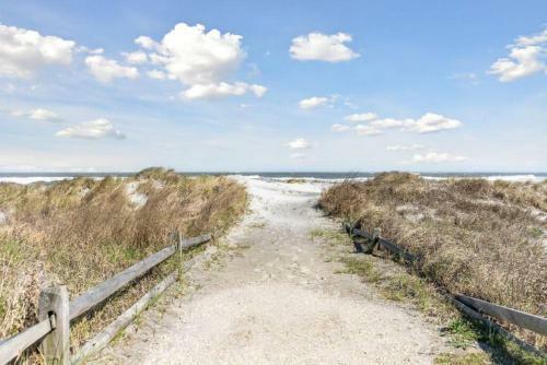 Close To AC Steps To Beach Parking
