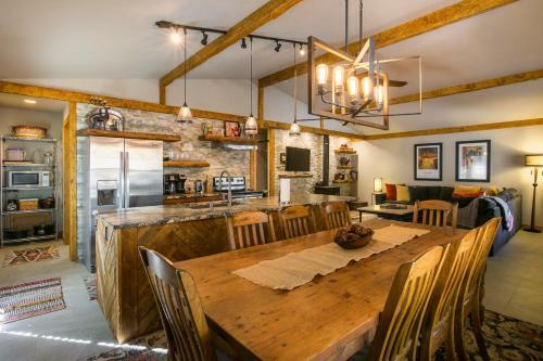 Beautiful Mountain Living At 9800 Above Sea Level