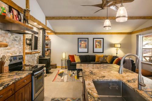 Beautiful Mountain Living At 9800 Above Sea Level
