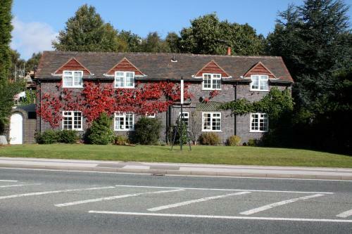 Hostal The Chestnuts Guest House