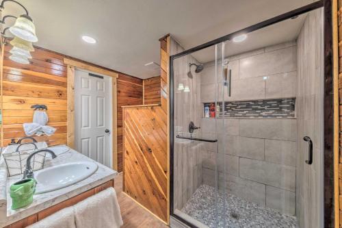 Woodsy New Mexico Abode With Fire Pit And Grill!
