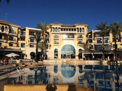 Luxury Spacious Apartment With Golf, Pool & Lake Views 5 Stars