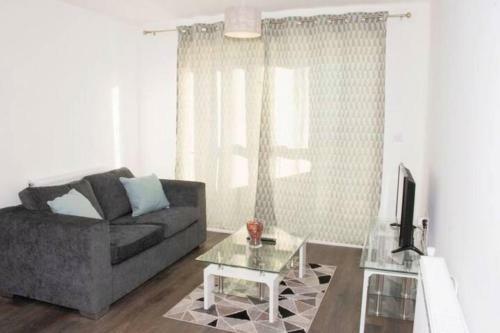 Beautiful 2br Apartment! Ensuite! Lakeside