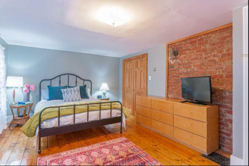 Cozy Kingston Ny 2 Bedroom Bliss