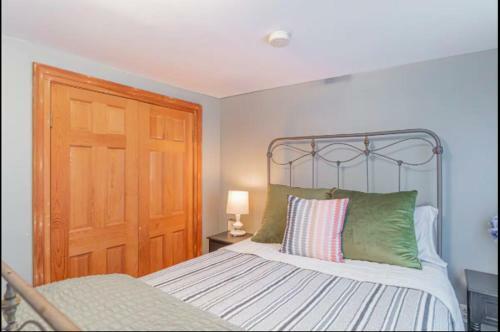 Cozy Kingston Ny 2 Bedroom Bliss