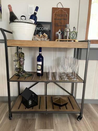 2 Bedroom Cozy Getaway W On-site Parking