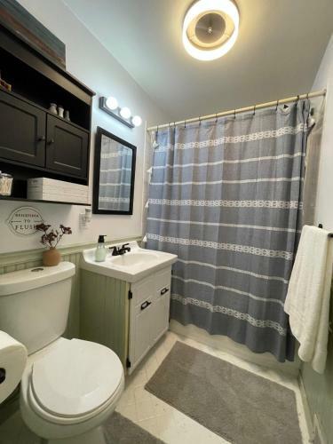 2 Bedroom Cozy Getaway W On-site Parking