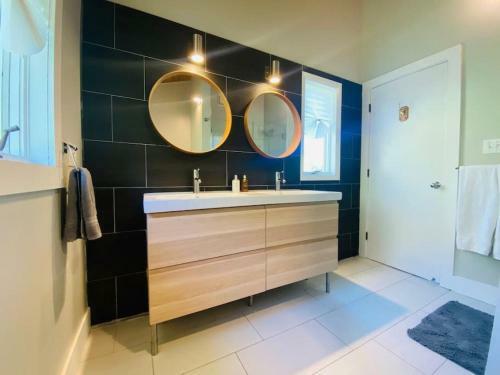 Modern, Spacious Lakeside Retreat In Narrowsburg