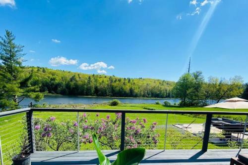 Modern, Spacious Lakeside Retreat In Narrowsburg