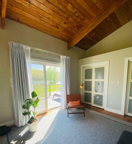 Modern, Spacious Lakeside Retreat In Narrowsburg