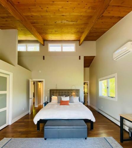 Modern, Spacious Lakeside Retreat In Narrowsburg