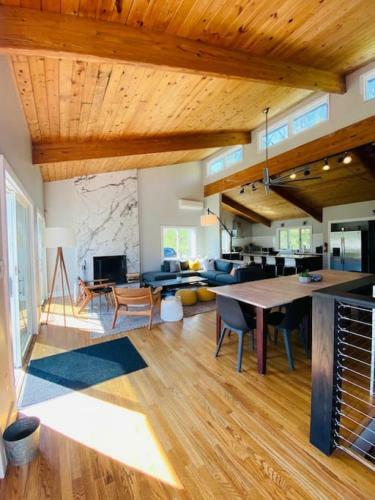 Modern, Spacious Lakeside Retreat In Narrowsburg