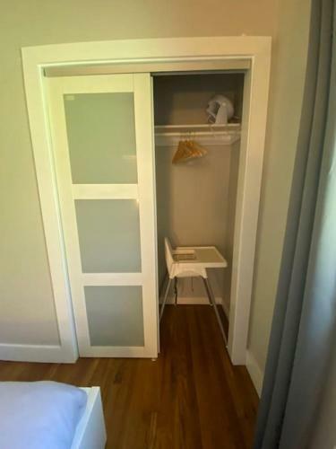 Modern, Spacious Lakeside Retreat In Narrowsburg