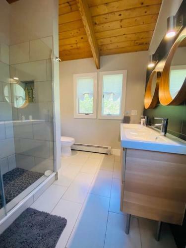 Modern, Spacious Lakeside Retreat In Narrowsburg