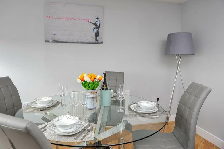 Modern Spacious Two Bedroom 2.5 Bathroom Apartment