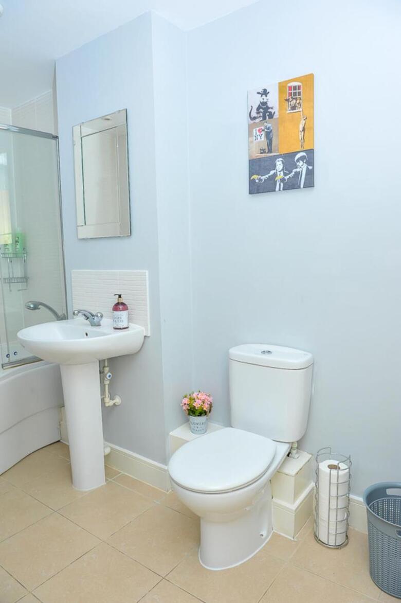 Modern Spacious Two Bedroom 2.5 Bathroom Apartment