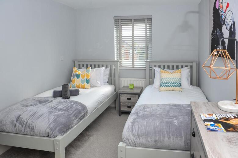 Modern Spacious Two Bedroom 2.5 Bathroom Apartment