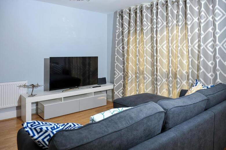 Modern Spacious Two Bedroom 2.5 Bathroom Apartment