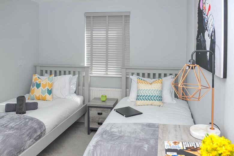 Modern Spacious Two Bedroom 2.5 Bathroom Apartment