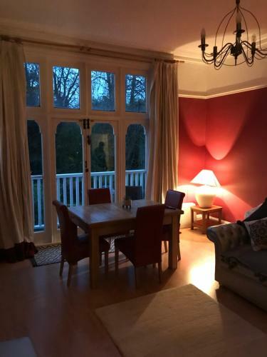 Victorian Apartment With Balcony In Wolverampton