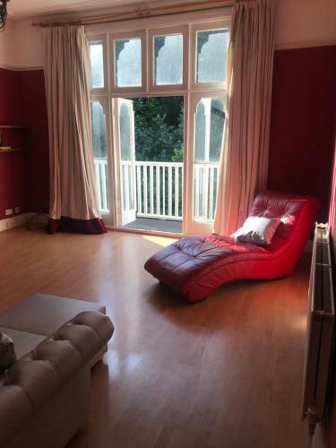 Victorian Apartment With Balcony In Wolverampton