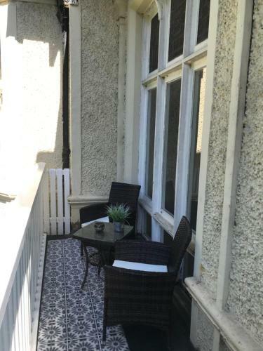 Victorian Apartment With Balcony In Wolverampton