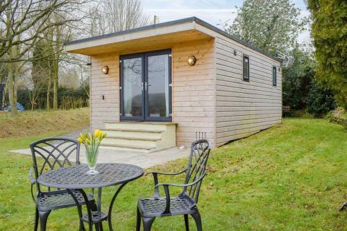 Secluded Log Cabin In Beautiful Private Gardens